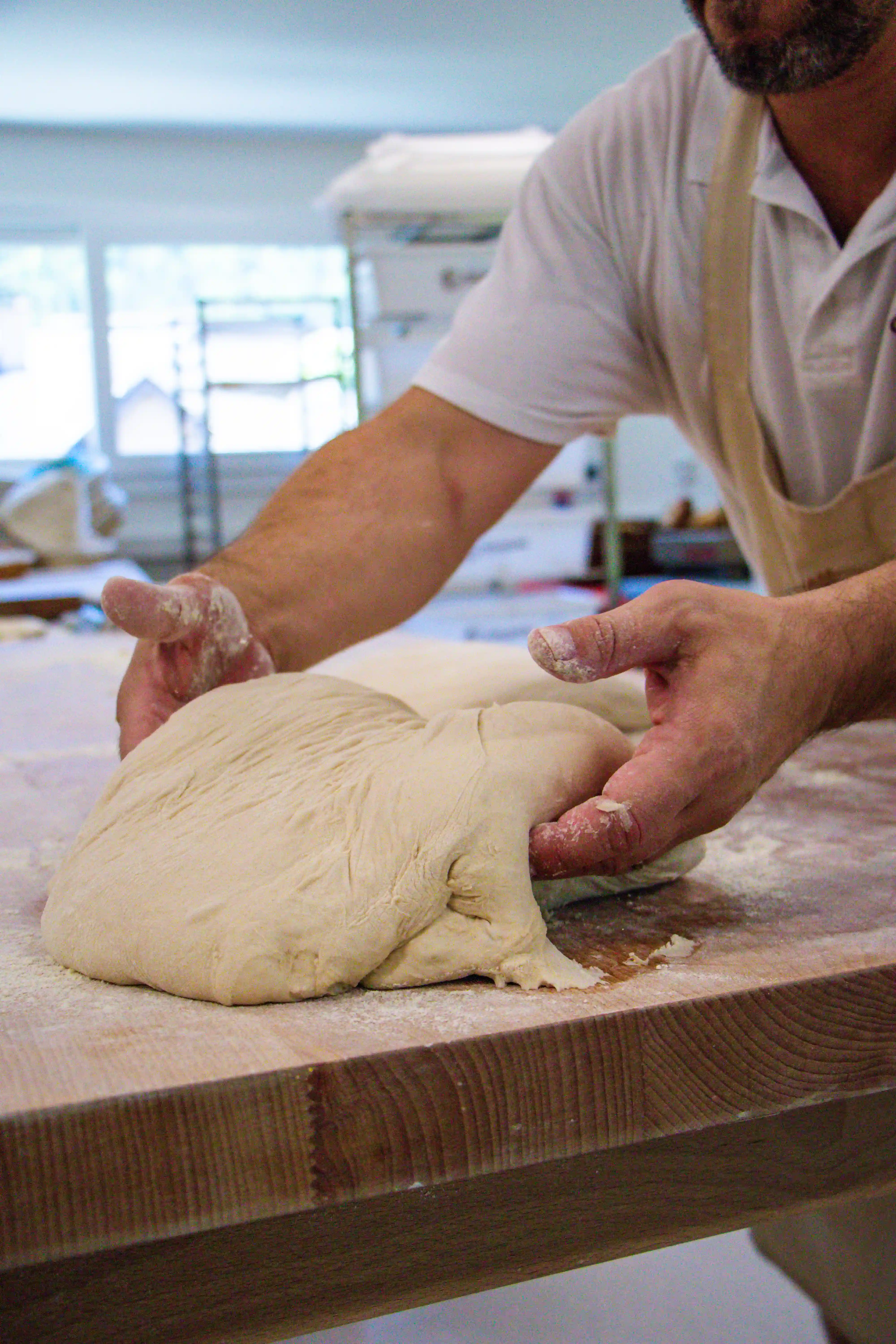 Travail du pain dans le fournil du moulin de colagne