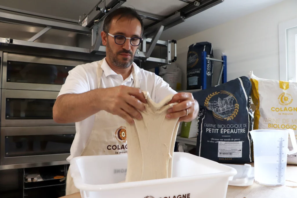 Fournil du Moulin de Colagne, travail de la pâte par Jean François Mercadie