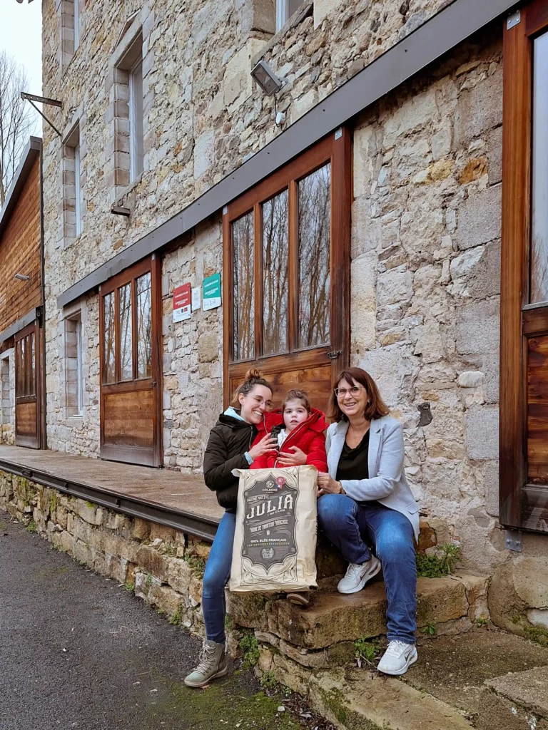 Photo de Julia, Sandie Rech et Chantal Rech devant le Moulin de Colagne