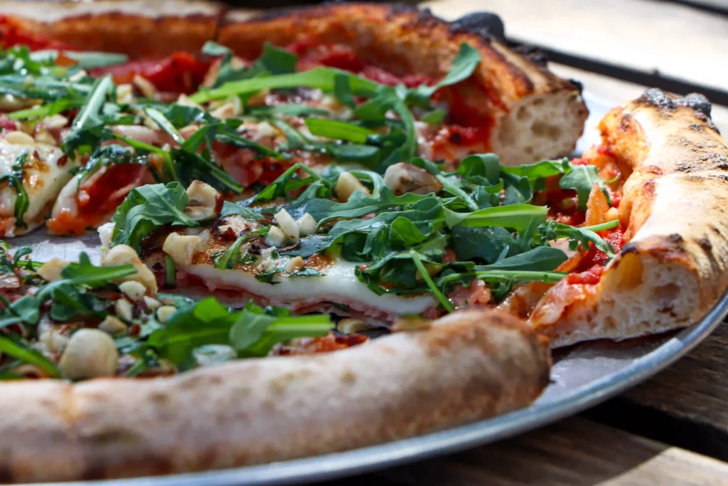 Pizza au levain et farine julia, farine de meule moulin de colagne et pizzeria la Baïne