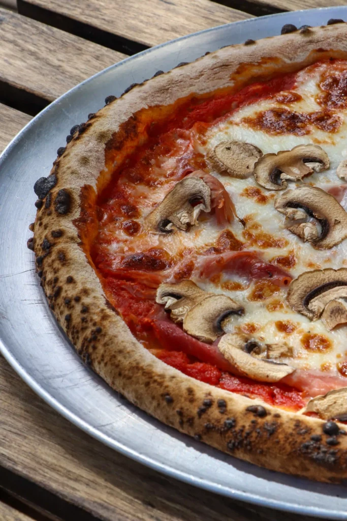 Pizza au levain et farine julia, farine de meule moulin de colagne et pizzeria la Baïne