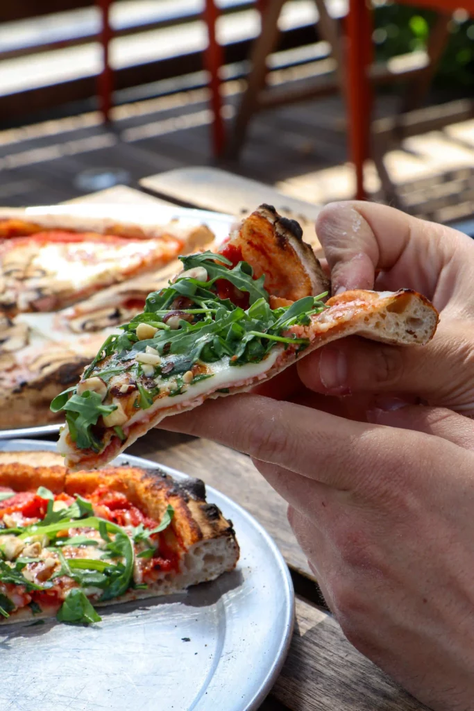 Pizza au levain et farine julia, farine de meule moulin de colagne et pizzeria la Baïne